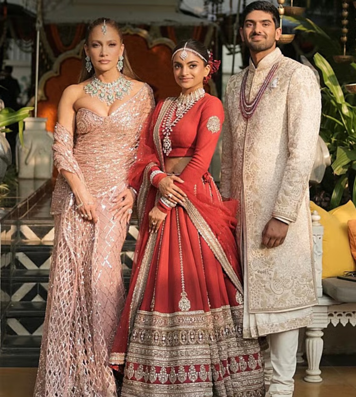 Дженнифер Лопес порадовала гостей индийской свадьбы зажигательным выступлением в блестящем купальнике